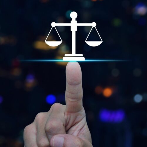 Muestra un dedo en una seleccion legal, como indicando qeue busca asesoria legal en un entorno digital